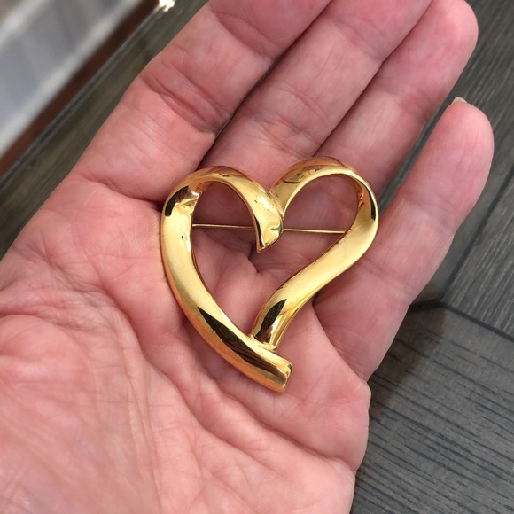 Vintage TRIFARI Goldtone Metal Heart Pin - Picture 12 of 13